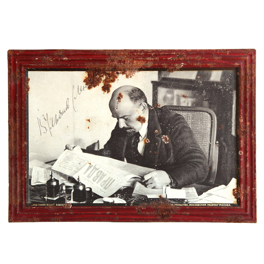 Портрет В.И. Ленина, читающего газету 