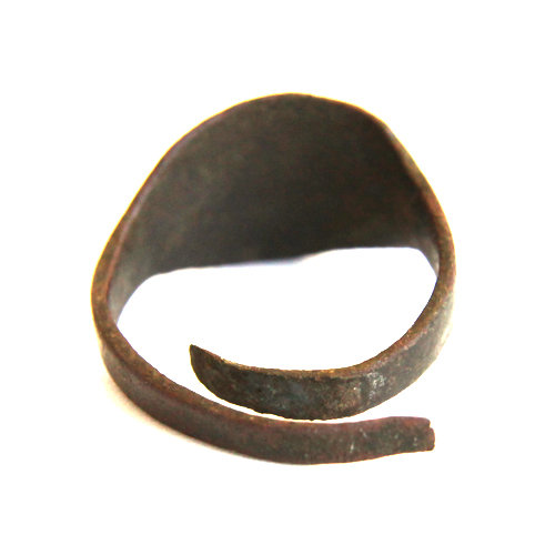 Старинный славянский перстень или перстень оберег с геометрическим рисунком.