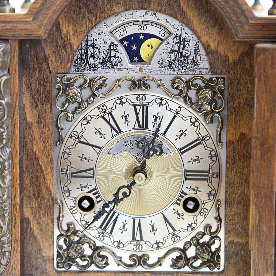 Старые настольные кабинетные часы с боем и фазами луны, корпус из светлого дерева 27см. Голландия 1950 годы.