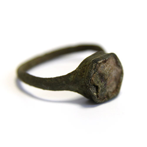 Старинный бронзовый перстень с перламутром времен средневековья. Россия 16-17 век.