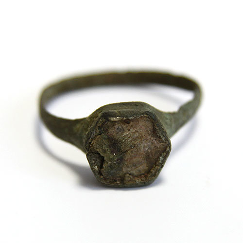 Старинный бронзовый перстень с перламутром времен средневековья. Россия 16-17 век.