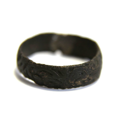 Старинное бронзовое кольцо с растительным орнаментом. Древняя Русь 16-17 век.