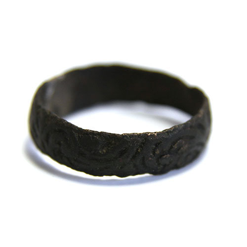 Старинное бронзовое кольцо с растительным орнаментом. Древняя Русь 16-17 век.