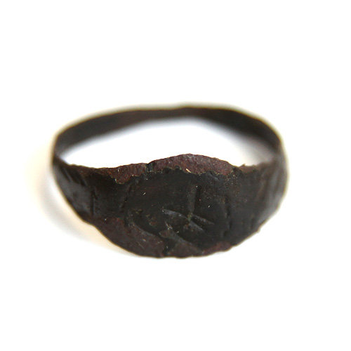 Старинный славянский перстень из бронзы или перстень оберег со славянской зооморфной символикой, 14-16 век.