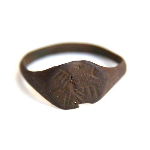 Старинный славянский перстень или перстень оберег со славянской зооморфной символикой, 14-16 век.
