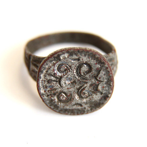 Старинный перстень печатка с геральдическим символом в виде дворянского герба, Россия 17-18 век.
