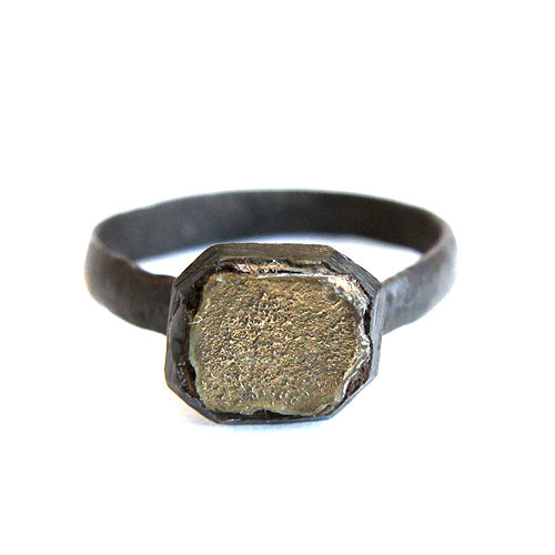 Старинный русский перстень из бронзы с псевдодрагоценным камнем  - стеклярусом, 18-19 век.