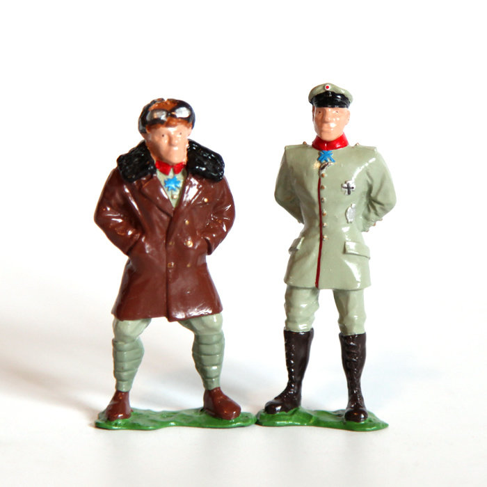 Коллекционная композиция оловянных фигурок: Красный барон со своим младшим братом и истребитель Fokker.