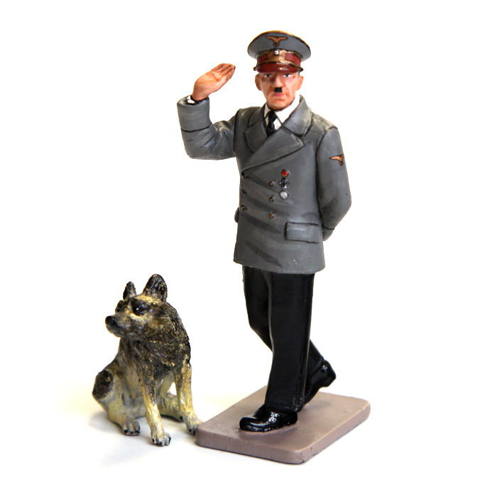 Коллекционный оловянный солдатик фюрер Третьего Рейха Адольф Гитлер на прогулке с овчаркой