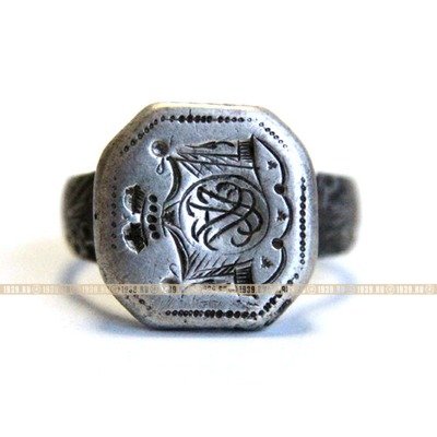 Старинный серебряный перстень печатка с геральдическим символом в виде дворянского герба и инициалами. Россия 18 век.
