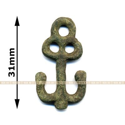 Бронзовый амулет оберег Славянских племен 12-13 веков в виде миниатюрного якоря.