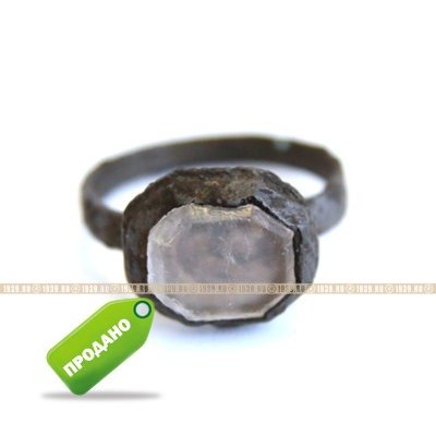 Старинный русский перстень из бронзы с псевдодрагоценным камнем стеклярусом, 18-19 век.