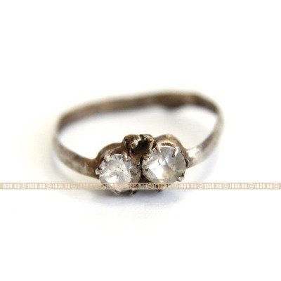 Старинный русский перстень из серебра 84 пробы с псевдодрагоценными камнями стеклярусом, Россия 19 век.