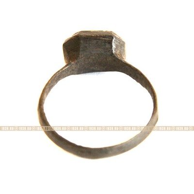 Старинный русский перстень из бронзы с псевдодрагоценным камнем  - стеклярусом, 18-19 век.