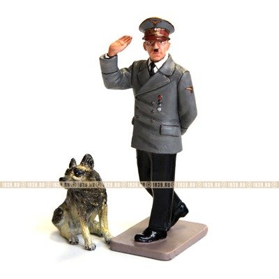 Коллекционный оловянный солдатик фюрер Третьего Рейха Адольф Гитлер на прогулке с овчаркой