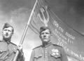 Михаил Егоров (справа) и Мелитон Кантария на фотографии 1945 года со Знаменем Победы