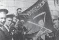Революционные матросы Кронштадта с флагом. 1917 год