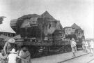 Два танка Mk V 1-го танкового отряда ВСЮР на железнодорожной платформе, транспортируемые на фронт. Станция Лозовая, Харьковская военная область ВСЮР, лето 1919 года. Ближний танк называется «За единую Россію»